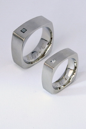 Négyszögletes karikagyűrű pár